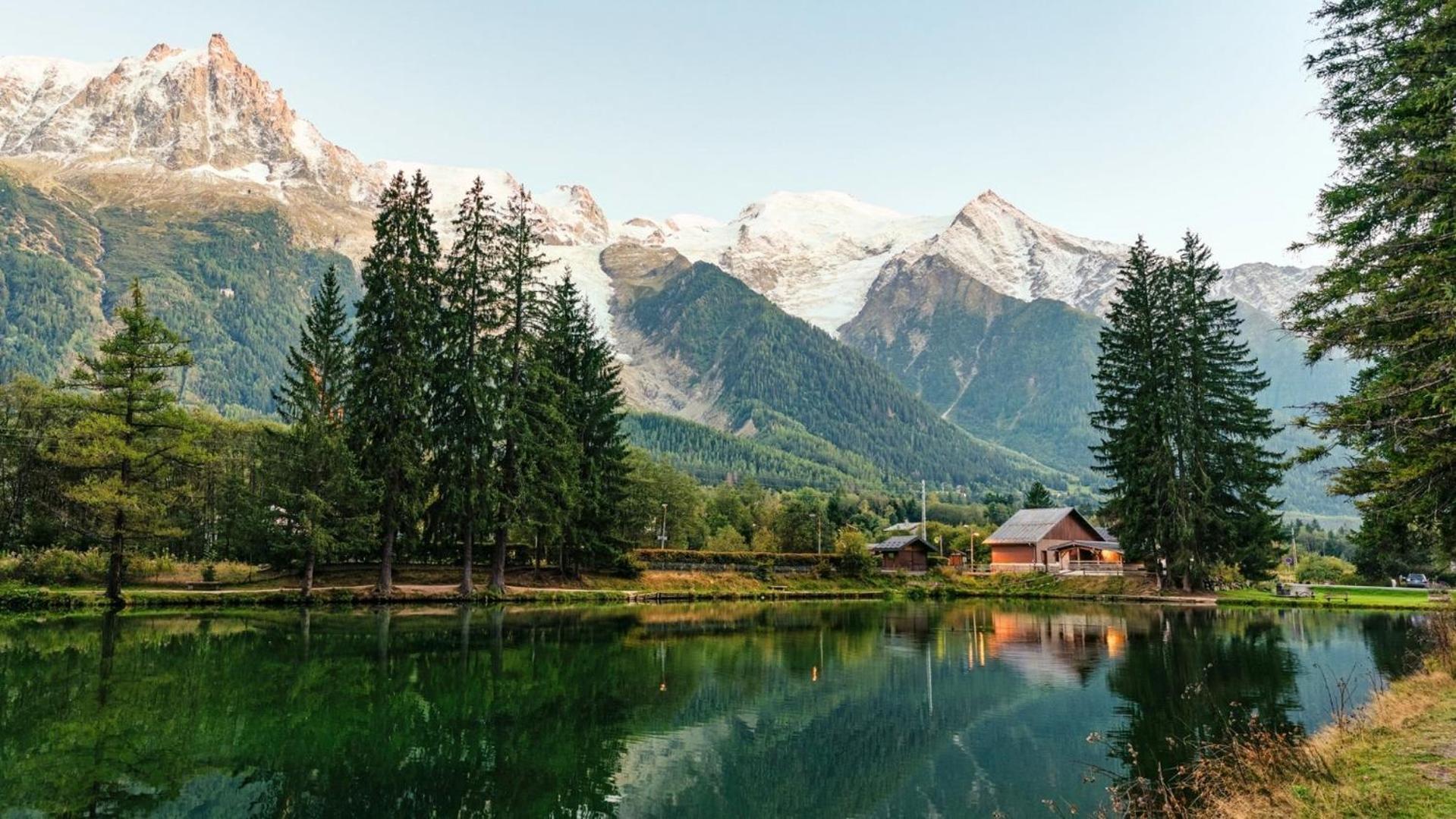 Apartment Au Bon Coin - Luxury Chamonix Hidden Haven, Mont Blanc View, Hot Tub And Garden ภายนอก รูปภาพ