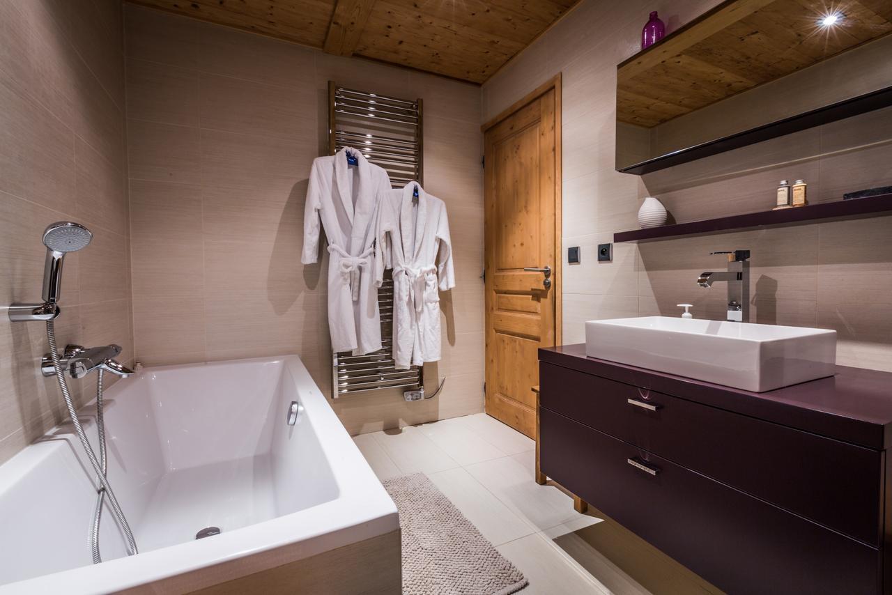 Apartment Au Bon Coin - Luxury Chamonix Hidden Haven, Mont Blanc View, Hot Tub And Garden ภายนอก รูปภาพ